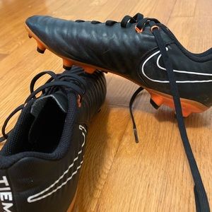NIKE womens soccer cleats size 8